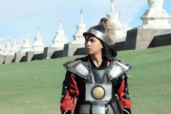 Nam ca sĩ còn có thói quen "cosplay" các nhân vật trong phim khi tới những địa điểm nổi tiếng.
