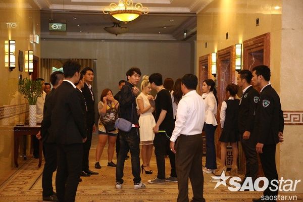 Vẻ mặt của các cô gái ánh lên sự mệt mỏi.