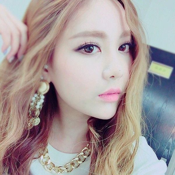 Phong cách trang điểm của Qri luôn ghi dấu ấn với cặp chân mày hoàn hảo.