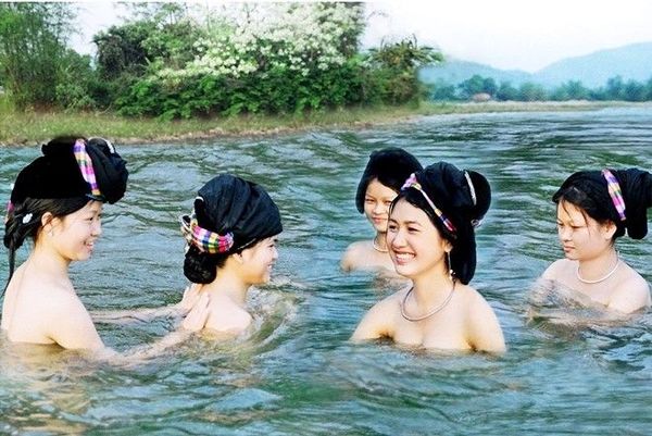 Một số dân tộc phía Bắc có những tục lệ dạn dĩ, phóng khoáng nhưng không hề dung tục, thô thiển. Nếu như người Mông có chợ tình Khau Vai thì người Thái có tục “tắm tiên” chung với nhau như một nét văn hóa làng xóm gần gũi, thân mật.