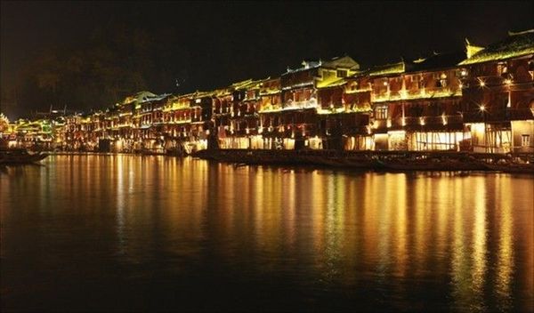 Buổi tối khi Phượng Hoàng cổ trấn lên đèn.