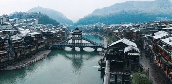 Toàn cảnh Phượng Hoàng cổ trấn.