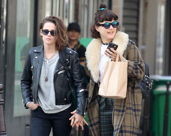 SoKo được đồn là tình mới của Kristen. Tên thật là Stéphanie Sokolinski, SoKo khá nổi tiếng với khán giả quốc tế. Cô còn là diễn viên từng được đề cử giải Cesar. Trước SoKo, nữ diễn viên 25 tuổi từng có thời gian ngắn qua lại với trợ lý riêng Alicia Cargile.