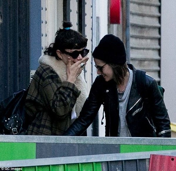 Kristin Stewart không có thói quen công khai mà chỉ âm thầm hẹn hò. Người tình duy nhất mà người đẹp xác nhận là Robert Pattinson.