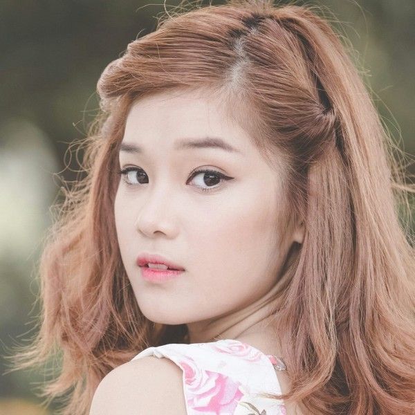 Chọn cách dánh lòng môi cũng là một cách khác để diện son hồng, thêm tí eyeliner trắng ở viền mắt dưới là hoàn hảo.
