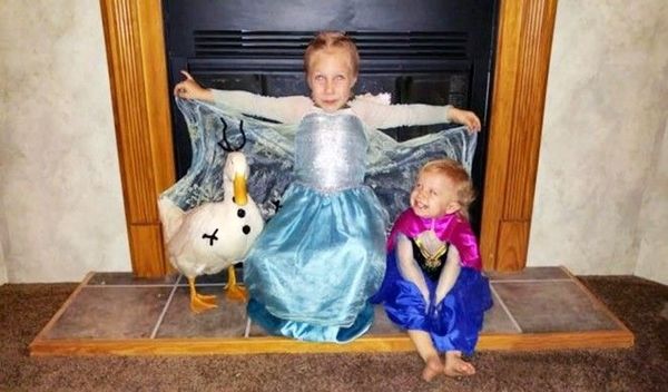 Trong ngày lễ Halloween, trong khi Kylie hóa trang thành Elsa thì Bông Tuyết vào vai Olaf (2 nhân vật trong phim hoạt hình Frozen).