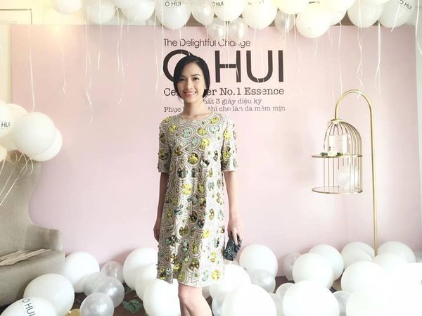 Nữ ca sĩ Ái Phương xuất hiện tại một sự kiện trong trang phục của DKNY và clutch Louboutin. Cô chính là minh chứng rõ ràng nhất cho tuyên ngôn thời trang Simple is the best.