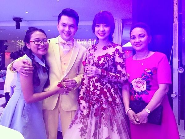 Ngoài những món quà bằng âm nhạc, Phương Mỹ Chi cũng gửi tới cặp đôi Nam Cường - Phương Thảo lời chúc phúc dễ thương và có phần hồn nhiên: "Con chúc cô chú sống bên nhau trọn đời và luôn hạnh phúc. Ở bên nhau thì cãi lộn là không thể tránh khỏi, nhưng chỉ cãi một chút xíu thôi nha!".