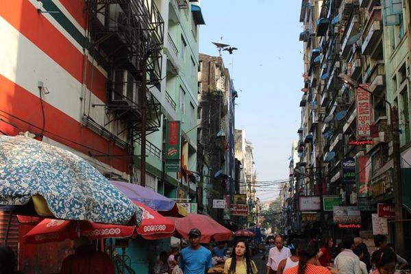 Khu phố được gọi là "China Town" ở Yangon, nơi tập trung rất nhiều hàng quán và các khách sạn giá trung bình.