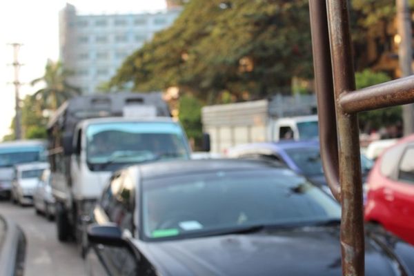 Những hàng xe ô tô nối đuôi nhau trên đường phố Yangon vào lúc chiều tối.