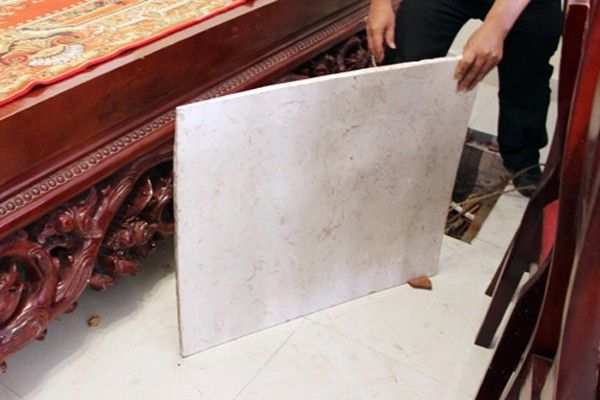 Miếng đá che miệng giếng dày hơn 2 cm bị vênh.