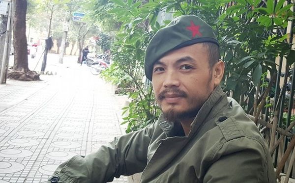 Ca sĩ Trần Lập đội chiếc mũ có biểu tượng Che Guevara. Anh viết trên trang cá nhân: "Mình không thực sự khoái ăn vận đồ lính dù thấy phần nào đó khoác lên có vẻ khỏe khoắn hơn. Lính hòa bình thôi nhé, không hầm hố gì đâu".