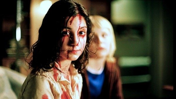 Let the Right One In được đánh giá là một bộ phim phi Hollywood kết hợp nhuần nhuyễn giữa kinh dị, huyền bí và yếu tố nhân văn.