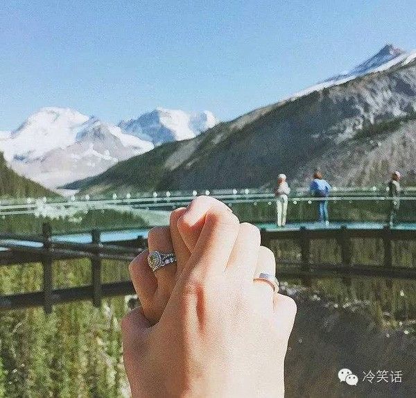 Trong ảnh, chỉ có đôi bàn tay nắm chặt, nhưng họ đã cùng nhau đi qua rất nhiều nơi thú vị.
