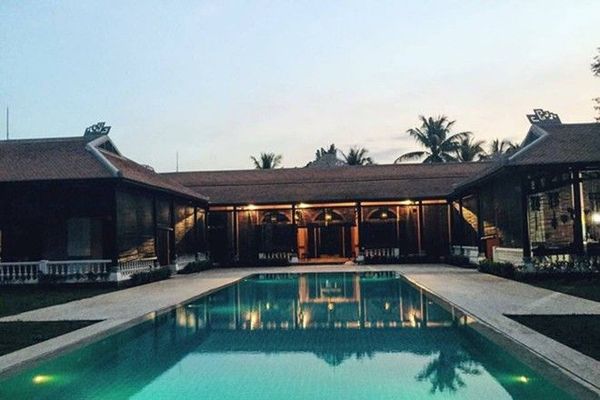Biệt thự của vợ chồng chân dài được xây dựng trên một khu đất rộng ở quận 9 TP HCM. Căn nhà mang phong cách xưa, có giá trị ước tính hàng triệu đô la.