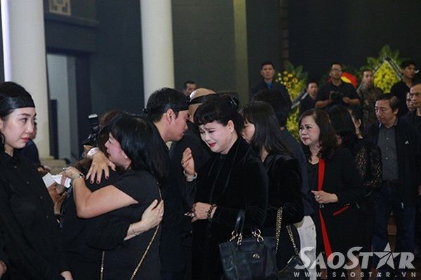 Nhiều bạn bè, đồng nghiệp khác của nhạc sĩ Thanh Tùng cũng không kìm được xúc động khi chia sẻ nỗi đau cùng gia đình ông.