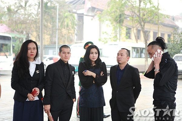 Doanh nhân Phượng Chenal, đạo diễn Việt Tú, ca sĩ Thanh Lam và nhà sản xuất ấm nhạc Quốc Trung ở phía bên ngoài Nhà tang lễ.