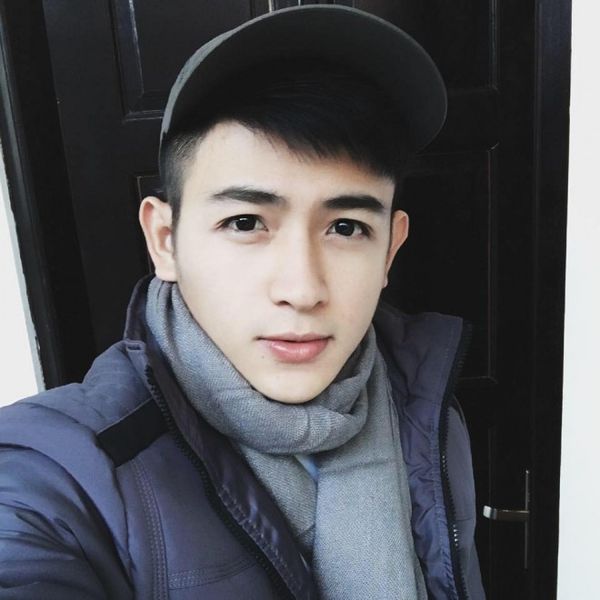 Nhiều người cho rằng vẻ đẹp của anh chàng giống với các diễn viên điện ảnh hoặc người mẫu, vừa có nét đẹp châu Á và lai Tây, quyến rũ. Gương mặt của Dương từng đường nhiều người nhận xét giống ngôi sao Nichkhun nhóm 2PM (Hàn Quốc).