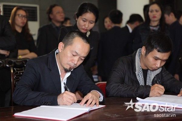 Nhà sản xuất âm nhạc Quốc Trung tại bàn ghi sổ tang.