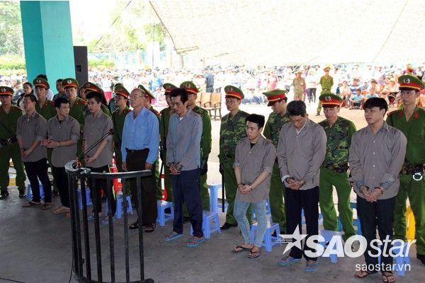Tuấn Em cùng các đồng phạm tại phiên tòa.