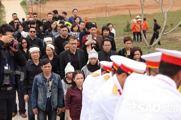 Dòng người đưa tiễn không nén nổi nỗi xúc động.