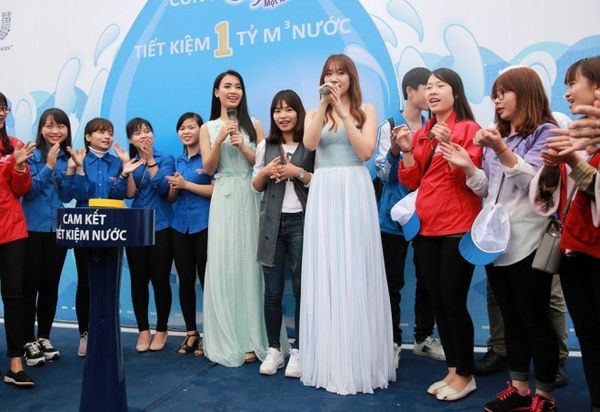 Dù sự kiện bắt đầu từ sáng sớm, nhưng nhiều người, đặc biệt là các bạn trẻ đã có mặt tại đây từ sớm để gặp Ái Phương, Hari Won cũng như tham gia chương trình.