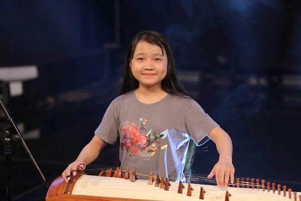 Đến với vòng bán kết, Quỳnh Anh không chỉ hát mà còn phô diễn tài năng đàn tranh lần đầu tiên trên sân khấu. Kết hợp với đàn tranh là một bài hát dân ca Hà Tĩnh nồng ấm.