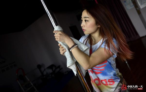 Trước khi tập luyện, nữ vũ công thường lau sạch cột để có thể dễ dàng thực hiện các động tác khó trên đó.