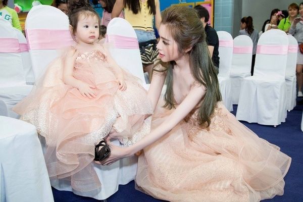 Sự xuất hiện của hai mẹ con trở thành tâm điểm chú ý tại chương trình.