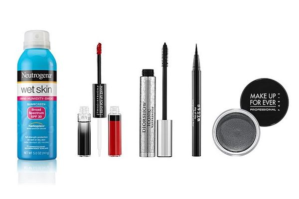 Nếu có makeup hãy chọn những sản phẩm có " waterproof " để không lem nhem dưới nước.