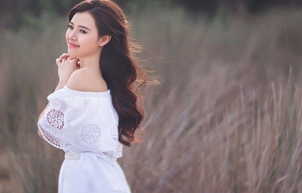 Trong bộ ảnh vừa mới thực hiện, Midu khiến người hâm mộ không khỏi ngẩn ngơ và xao xuyến trước vẻ đẹp trong veo như nàng công chúa trong chuyện cổ tích.