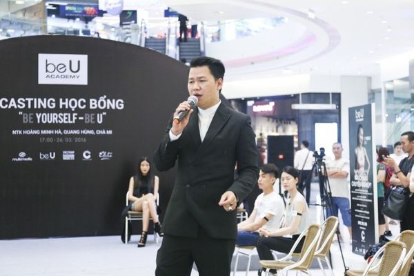 Với kinh nghiệm là một giảng viên, đã và đang “truyền lửa” cho rất nhiều bạn trẻ học khoa kiến trúc mỹ thuật tại Đại học Công Nghê, nhà thiết kế Hoàng Minh Hà đã rất nhiệt tình, thậm chí xuống gần với các thí sinh hơn để giúp các bạn trẻ tự tin hơn trước khi bước vào các vòng thi.