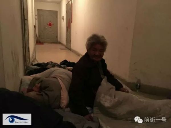 Cặp vợ chồng 77 tuổi phải ngủ ngoài hành lang gần nhà con trai