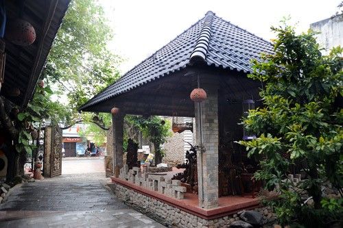 Khoảng cách từ ngoài cổng đến cửa chính ngôi nhà của Minh Béo gần 20m. Bên trái có một chòi đón khách có quầy bar mini.