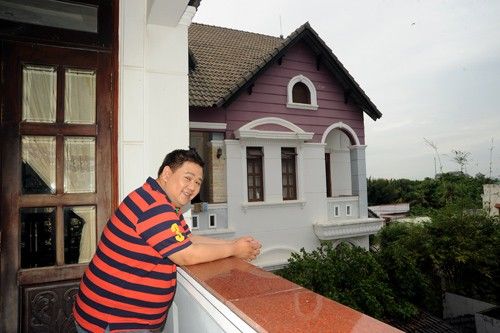 Anh tự hào khoe về căn nhà của mình trong một chương trình với nghệ sĩ hài Anh Vũ..