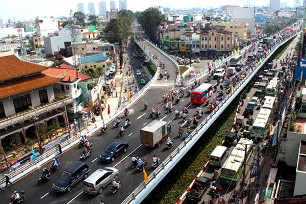 Theo TS Huỳnh Thế Du, muốn giảm ùn tắc 5-10 năm tới TP HCM cần tập trung nguồn lực phát triển hệ thống vận tải hành khách công cộng.