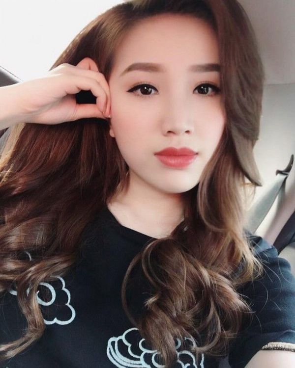 Bảo Thy chính là minh chứng cho việc diện tóc gợn sóng tông nâu hạt dẻ, dễ dàng nhận ra làn da của cô nàng trông sáng và trắng hơn hẳn khi diện mái tóc tông màu này.