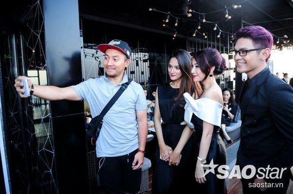 Pha Lê cùng những người bạn của mình vui vẻ selfie.