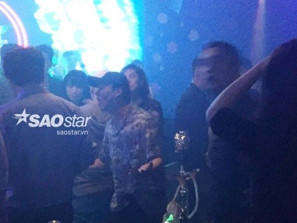 Seungri tại quán bar và đi cùng Tú Anh.