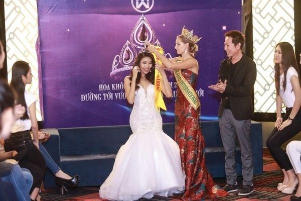 Nhân sự kiện trao lại vương miện cho Á hậu 1 người Úc, Ngài chủ tịch cuộc thi Miss Grand đã đích thân sang Việt Nam để trao giải băng Miss Grand Việt Nam như một lời mời chính thức cô tham gia cuộc thi naỳ năm 2016. Ông cũng chia sẻ, mục đích lớn nhất mình đến Việt Nam chính là mời Lan Khuê tham gia cuộc thi này.