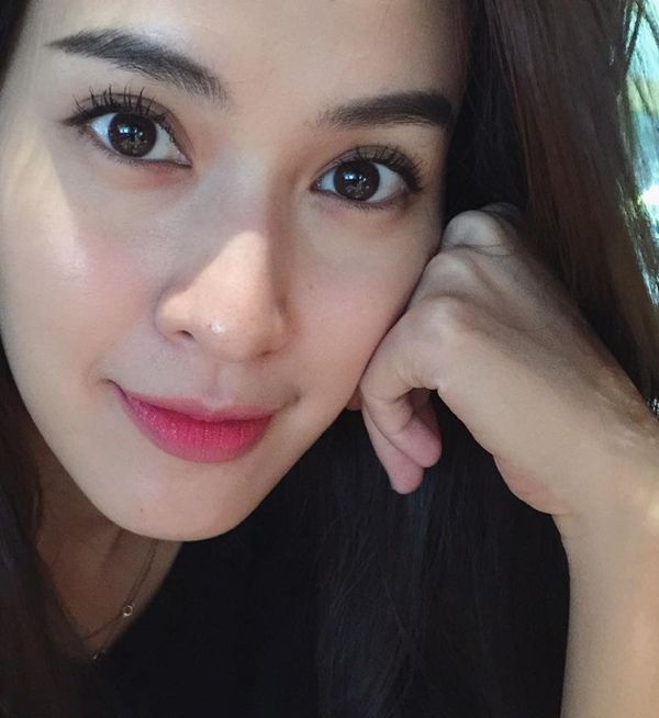 Được biết, người đẹp dùng liệu trình làm đẹp từ tia E-light. Đây là phương pháp sử dụng sức mạnh cộng hưởng của sóng điện từ RF và năng lượng quang học IPL tạo ra nguồn nhiệt năng lớn, có khả năng xuyên sâu vào các lớp da loại bỏ tận gốc đến 90-95 % tác nhân gây tàn nhang, không gây tổn thương tới vùng da xung quanh. Làn da của bạn sẽ trở nên săn chắc và mịn màng hơn, mang đến hiệu quả làm đẹp tuyệt đối.