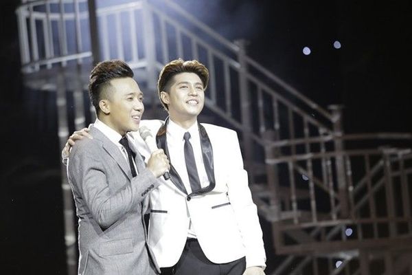 Phần song ca với Noo Phước Thịnh, Trấn Thành và Noo Phước Thịnh thể hiện một loạt hit thời Làn sóng xanh như: Hương ngọc lan, Kiếp rong buồn, Mưa phi trường, Đêm lao xao theo phong cách Acoustic.