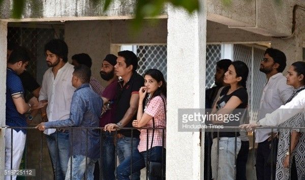 Nam diễn viên Smita Bansal Shashank Vyas, người đóng vai ông chồng phản bội cảu Anandi có mặt trong lễ tang.