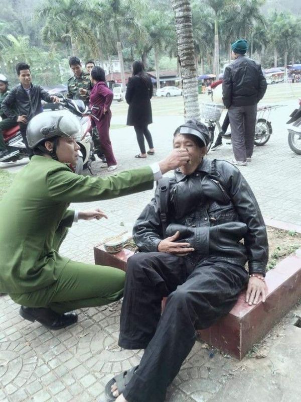Chiến sĩ công an ân cần bón từng thìa đồ ăn cho người đàn ông đang kiệt sức vì đói.