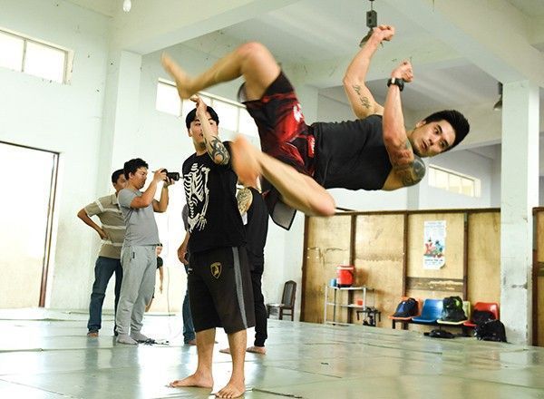 Đảm nhận vai trò quan trọng trong “Truy Sát film concert”, diễn viên Thiên Nguyễn chia sẻ: “Tôi có cơ hội làm đạo diễn hành động cho live concert này và chương trình sắp tới sẽ có nhiều cảnh võ thuật, hành động đặc biệt ở cả trên cao lẫn trên sân khấu”.
