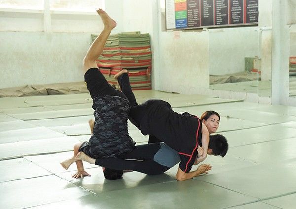 Ít ai nghĩ "bà mẹ một con" Trương Ngọc Ánh lại có thể thực thiện được những động tác võ khó đến nghẹt thở.
