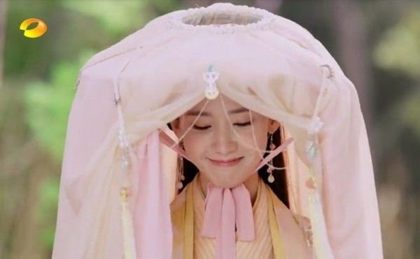 Nữ ca sĩ Hàn Quốc YonnA được khen ngợi hết lời vì vẻ ngoài xinh xắn và diễn xuất đáng yêu.