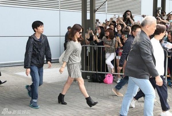 Song Hye Kyo mặc giản dị khi xuất hiện ở sân bay Hong Kong vào chiều 4/4.