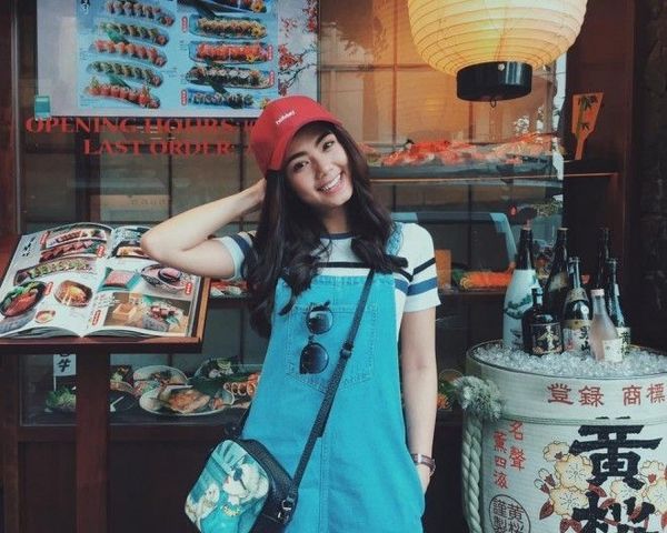 Cuối cùng, bí quyết của cô ấy là thay vì phù mang trợn mắt trong hầu hết các kiểu selfi hiện nay thì Đàm Phương Linh luôn trung thành với kiểu nhìn thẳng ống kính và cười thật tươi.