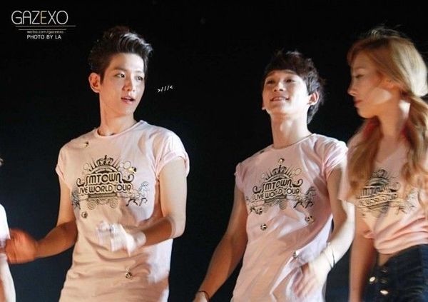 Ánh mắt luôn hướng về người yêu của Baehyun.